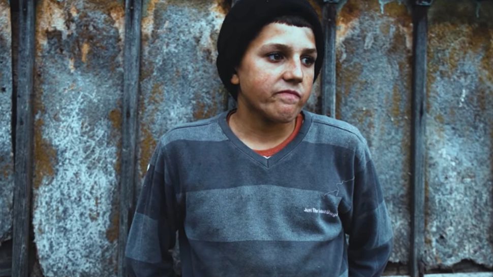 Drama copilului care muncește cu ziua pentru a-și ajuta familia. Foto: Captură YouTube