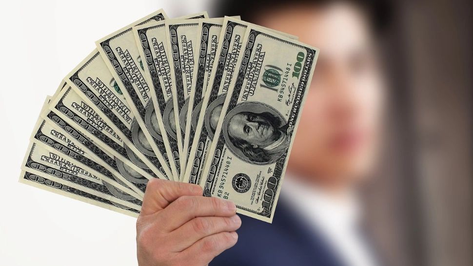 Un medic a aruncat 450.000 de dolari pe geam când s-a trezit cu mascații la ușă