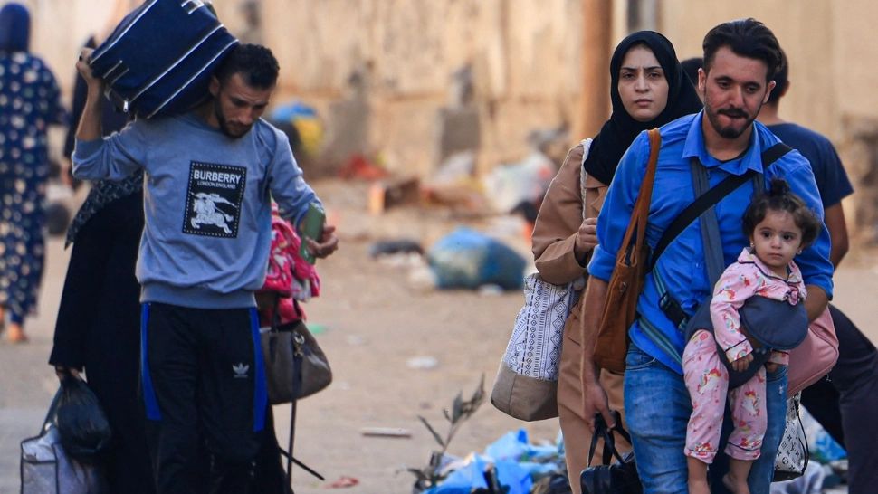 Palestinienii din Gaza pleacă din calea războiului. Foto/Profimedia 