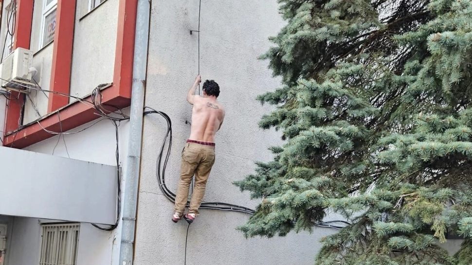 S-a urcat pe clădirea primăriei Baia Mare și a amenințat că se omoară. Foto: glasulmm