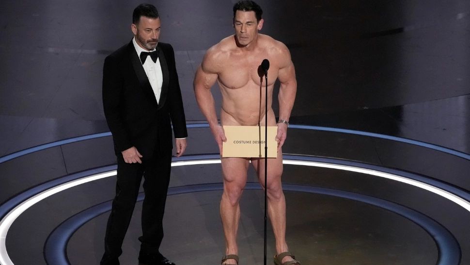 John Cena, gol-pușcă, pe scena Premiilor Oscar. Foto/Profimedia