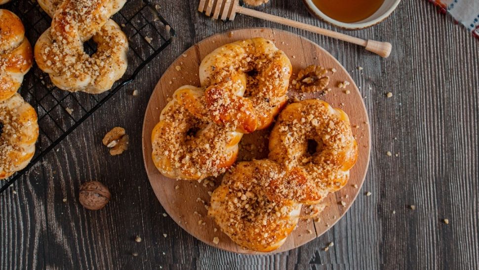 Mucenici pufoși din aluat de cozonac, delicioși și foarte aromați. Rețetă din Moldova