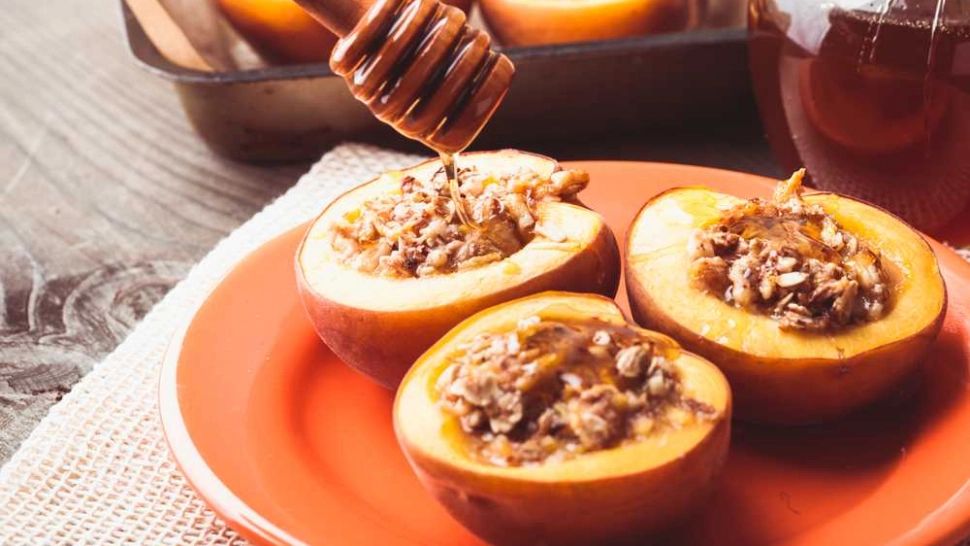 Piersici umplute cu nuci, răsfățul culinar de care nu te vei mai sătura