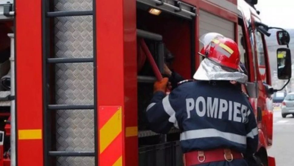 O biserică monument istoric din municipiul Râmnicu Vâlcea a fost cuprinsă de flăcări! Intervin pompierii/ Arhivă foto