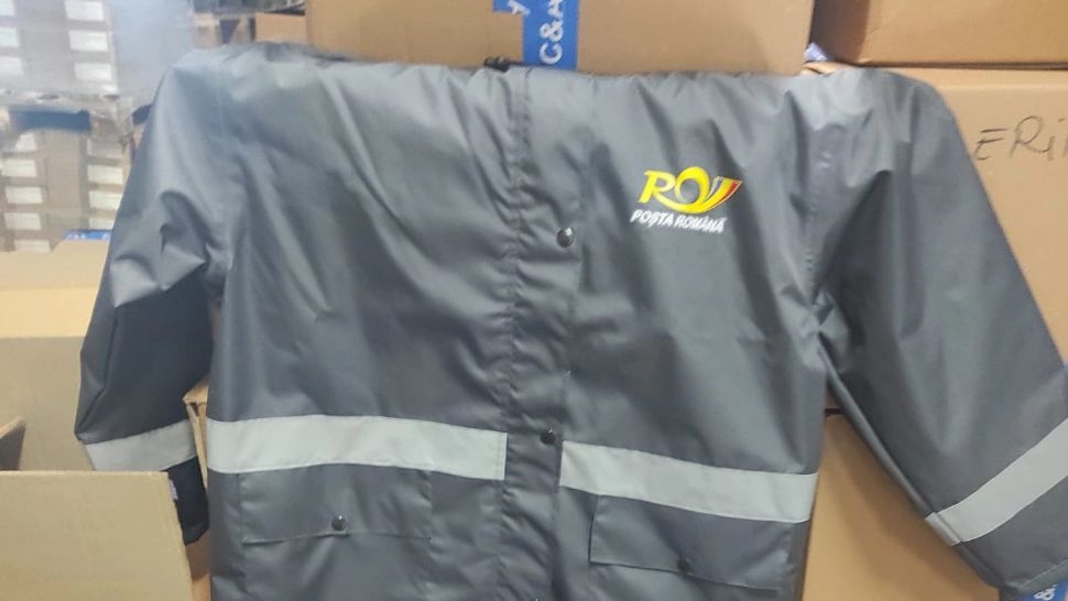 Scandal pe noile uniforme ale poștașilor. Parcă sunt din Coreea de Nord, acuză sindicatele - FOTO