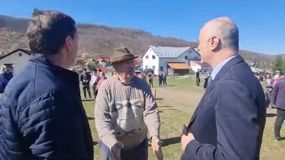 Sătenii au început să-și împartă parcele, după ce un politician le-a promis „pământ gratuit”. Foto: Captură YouTube