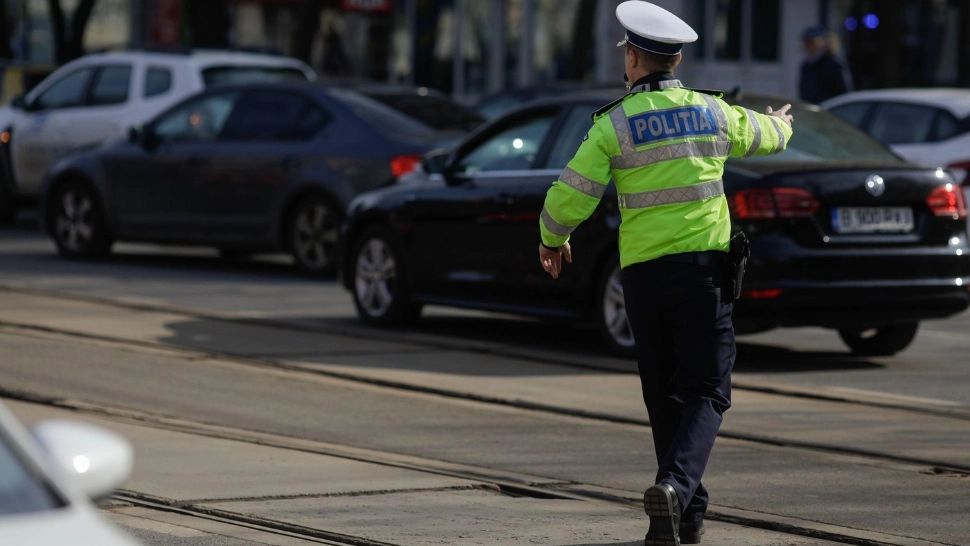 Un polițist de la Rutieră a fost lovit de o mașină în timp ce dirija traficul. Foto: Profimedia