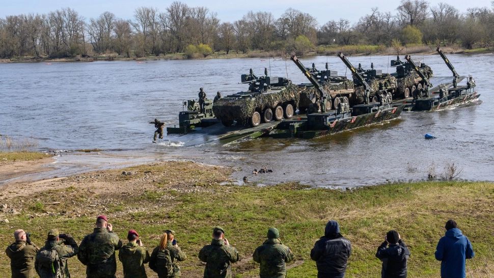 Forţa de reacţie a NATO poate intra, staţiona sau tranzita România. Foto: Profimedia