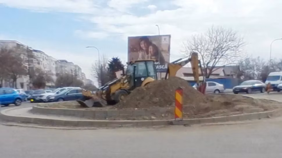 Un rond din Buzău făcut în bătaie de joc a fost dărâmat după câteva zile. Foto: Adevărul