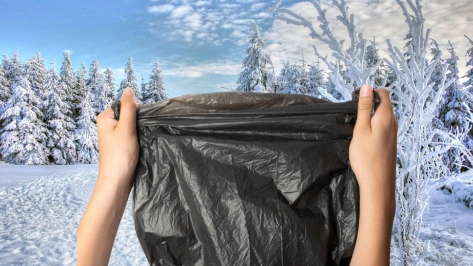 Avertisment teribil pentru șoferi: ce reprezintă sacii negri de gunoi puși pe marginea drumului