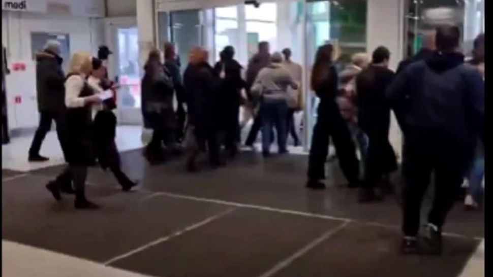 Bărbatul refuză să indice unde și dacă a amplasat explozibili în mall. Foto/Captură video