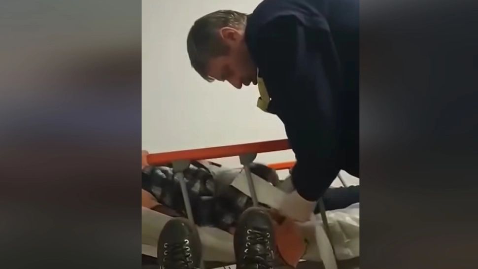 Anchetă uriașă după moartea bătrânului legat de pat în spital.  Foto: Facebook