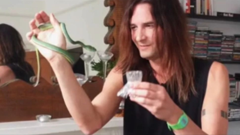 Omul care de 30 de ani își injectează venin de șarpe în fiecare zi. Foto: Captură YouTube