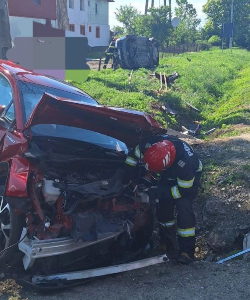 Impact violent între două mașini, în județul Argeș. Una dintre ele s-a răsturnat: 3 persoane au ajuns la spital/ ISU Argeș