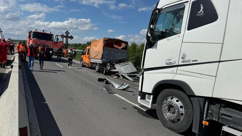 Tragedie pe o sosea din Gorj. Un lucrător la drumuri a murit, altul este în stare gravă, după ce au fost loviți în plin de o dubă