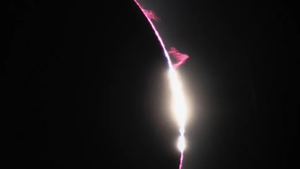 Fenomen straniu în timpul ECLIPSEI totale de Soare. Ce au fost fulgere roșii observate de multă lume?