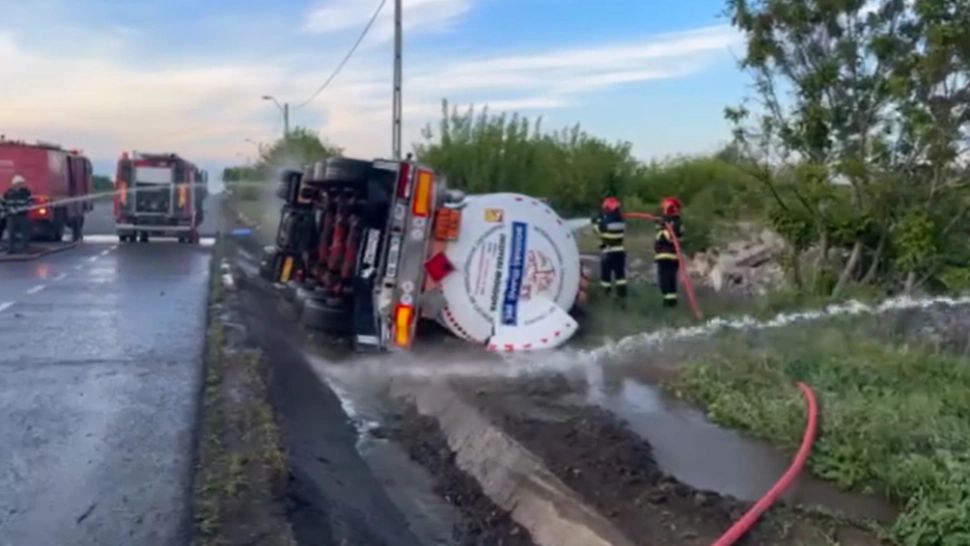 O cisternă cu etanol s-a răsturnat pe carosabi: șoferul a murit. Traficul blocat pe DN2-E85, la Mărăşeşti/ Captură video