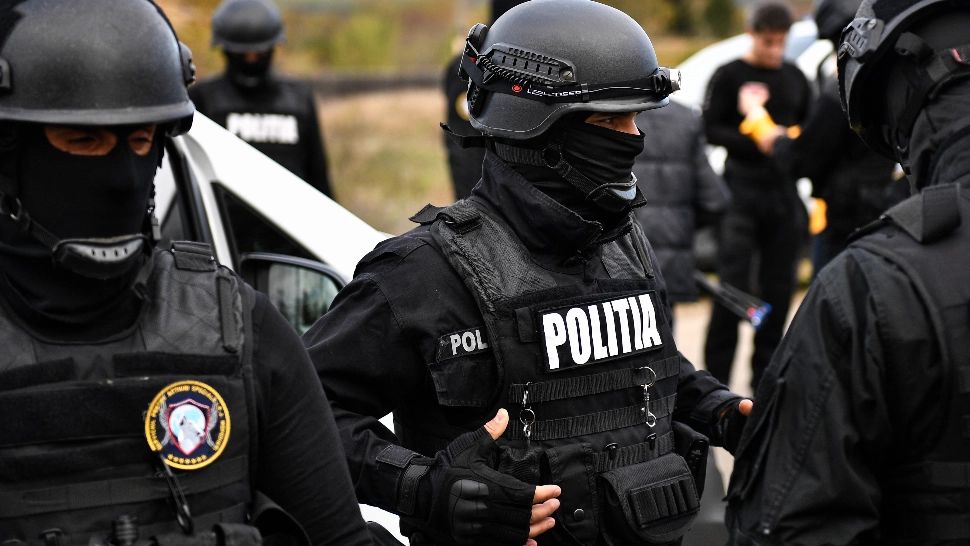 Rețea de trafic de persoane din Capitală, destructurată: acuzații de viol și exploatare sexuală. Liderul grupării, discipolul lui Bivolaru: încasări de 1,4 milioane de euro