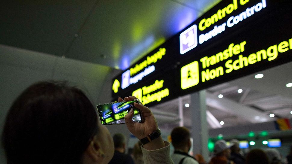 Încă un europarlamentar român verificat pe Aeroportul din Viena. Foto: Inquam