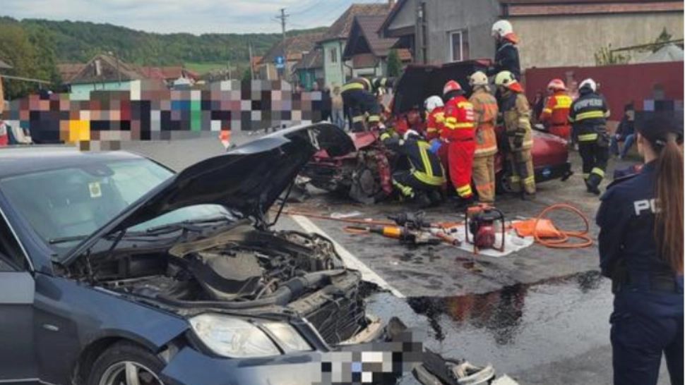 Trei răniţi, unul în stare gravă, în urma unui accident cumplit pe DN13, în județul Mureș. A intervenit elicopterul SMURD/ ISU Mureș