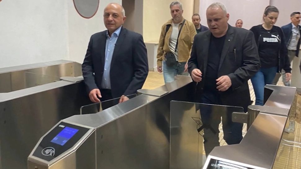 Cîrstoiu, cu metroul, în campanie electorală. Atac la Nicușor Dan: Trebuie exmatriculat de la primărie