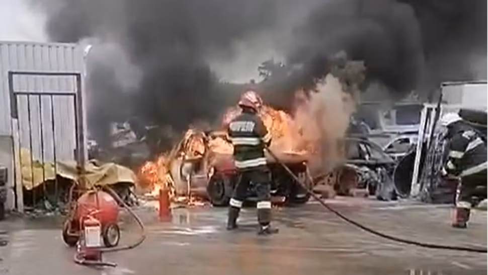 Maşină mistuită de flăcări în curtea unei societăţi comerciale din Arad. De la ce a pornit incendiul/ Captură video