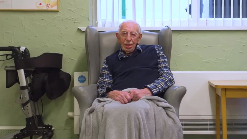 Cel mai bătrân om din lume a spus ce mănâncă și bea în fiecare zi. Foto: Captură YouTube