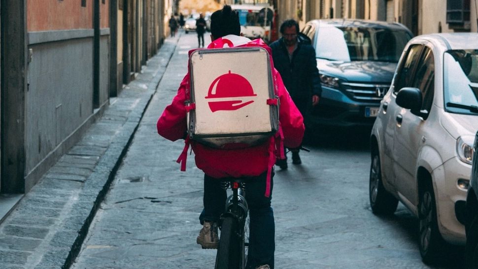 Se interzice depășirea bicicliștilor și a celor care merg pe trotinetă. În ce condiții sunt lăsați șoferii fără permis 