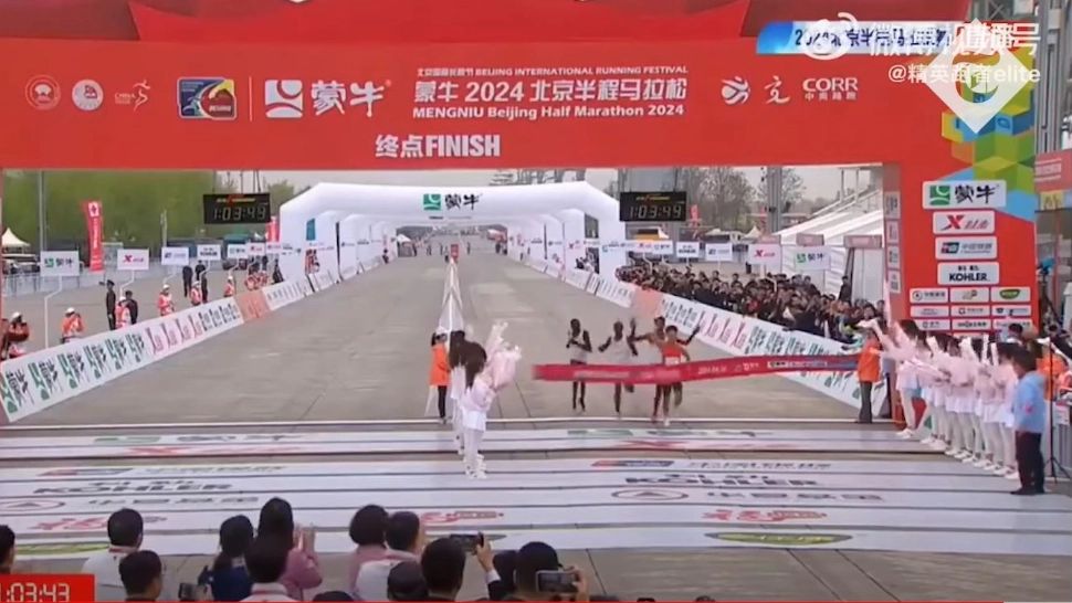 Atletul chinez a fost lăsat să câștige, deși avea 3 africani mult în fața sa. Foto/Captură video