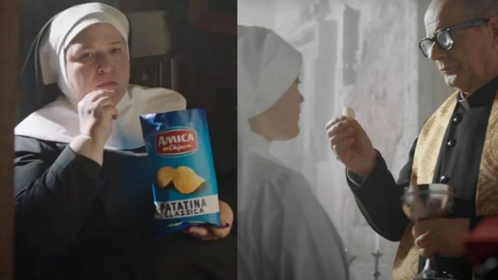 O reclamă în care niște măicuțe se „împărtășesc” cu chipsuri a fost interzisă în Italia. Foto: Captură YouTube