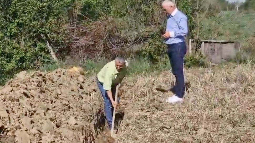 Un bărbat a scos din pământ conducta de canalizare a unei localități cu peste 5.000 de locuitori pentru că îi trecea prin curte. Instanța i-a dat dreptate  