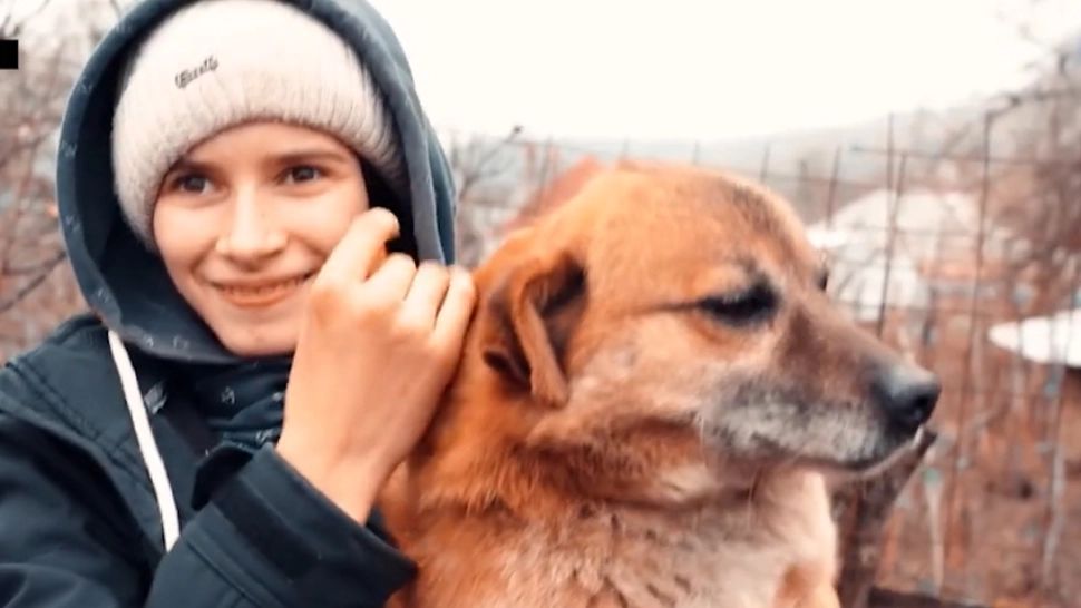 Drama copiilor care dorm cu câinii după ce au fost abandonați de părinți. Foto: Captura YouTube
