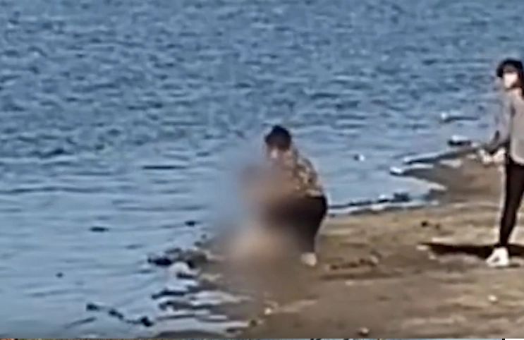 Fetiță nesupravegheată, blocată în nămol, la Constanța! Reacția halucinantă a mamei față de salvatorii copilei/ Captură video