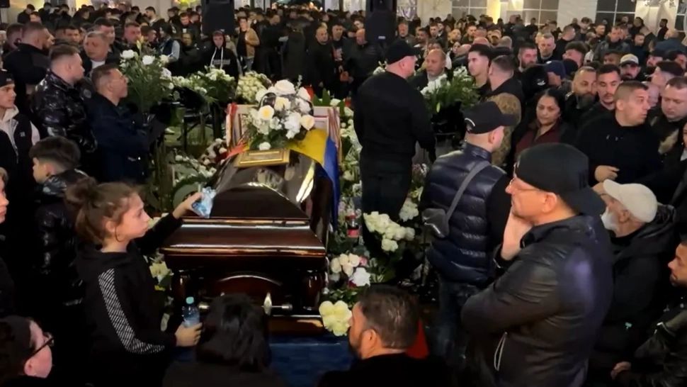 Sute de oameni au asistat la slujba (foto/captură video FB Daniel Ionescu)