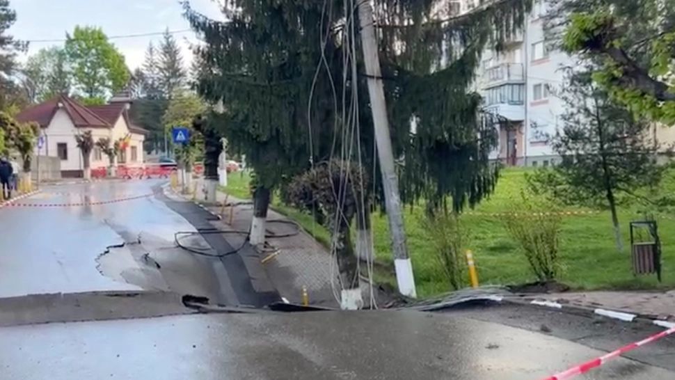 Ce a cauzat, de fapt, surparea străzii din Slănic Prahova: rapoartele specialiștilor, făcute publice