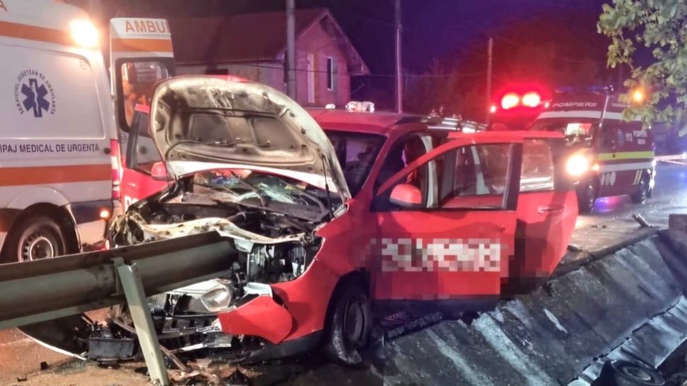 Accident înfiorător, în Teleorman: 3 victime, după ce mașina a fost străpunsă de o balustradă - FOTO
