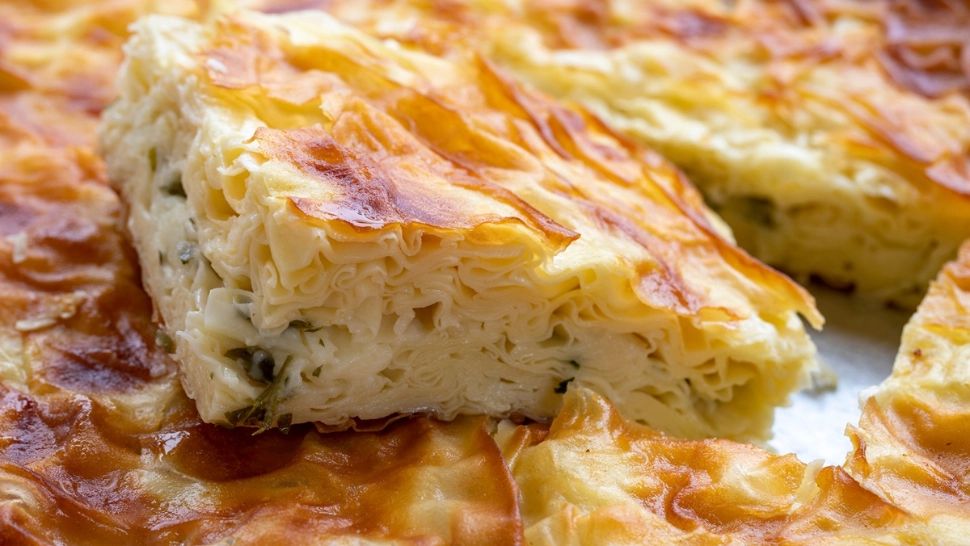 Plăcintă cu brânză la tigaie, rețeta rapidă care cucerește tot mai multe gospodine. Simplă, gustoasă și gata în mai puțin de o oră!