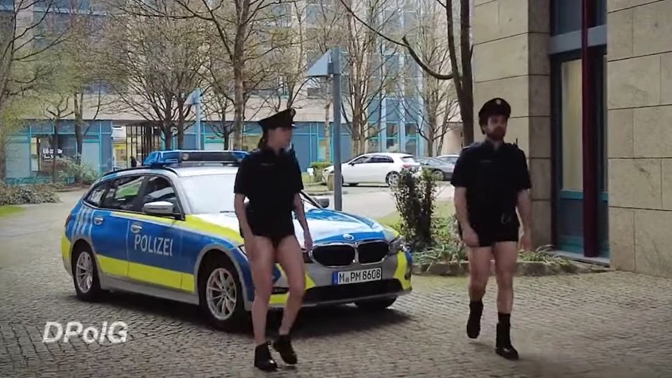 Polițiștii germani au venit în chiloți la muncă. Foto: Captură YouTube
