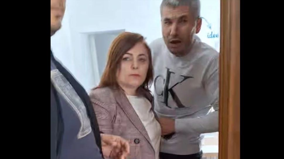O primăriță iute la mânie. I-a dat sângele unui cetățean. Foto/Captură video