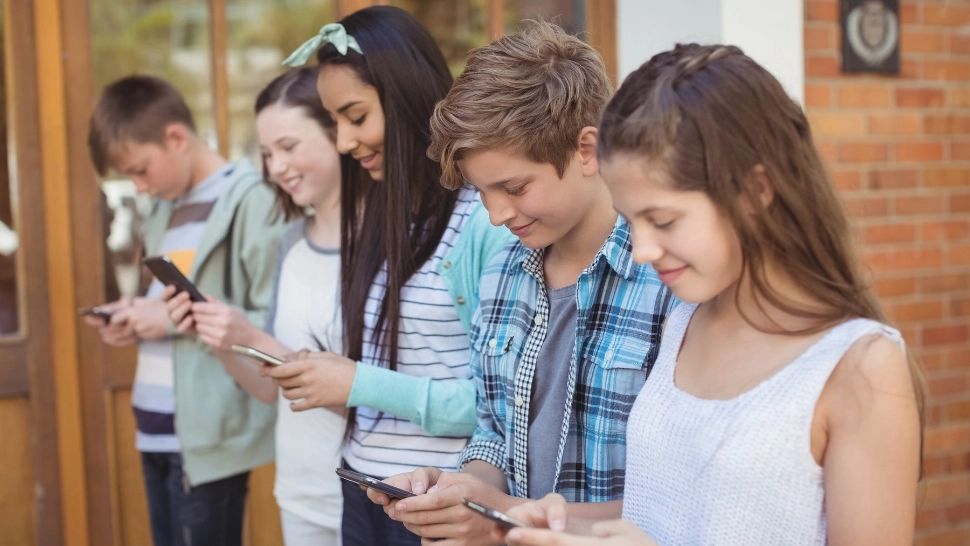 Românii petrec 9 zile pe lună pe telefon! Care este rețeaua preferată de cele mai multe persoane: studiu alarmant/ Profimedia