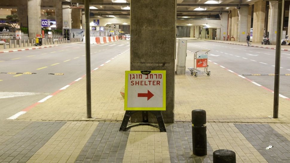 Strada pustie din Tel Aviv, cu un semn care îndrumă spre „Adăpost”. Foto: Profimedia