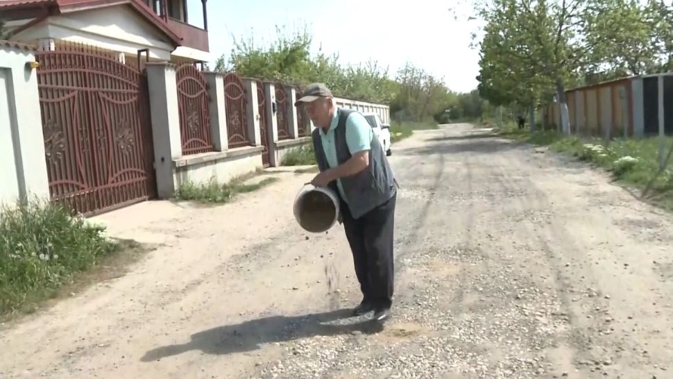 Localnicii din Sectorul 1 s-au săturat și au ieșit la cârpit gropile cu roaba