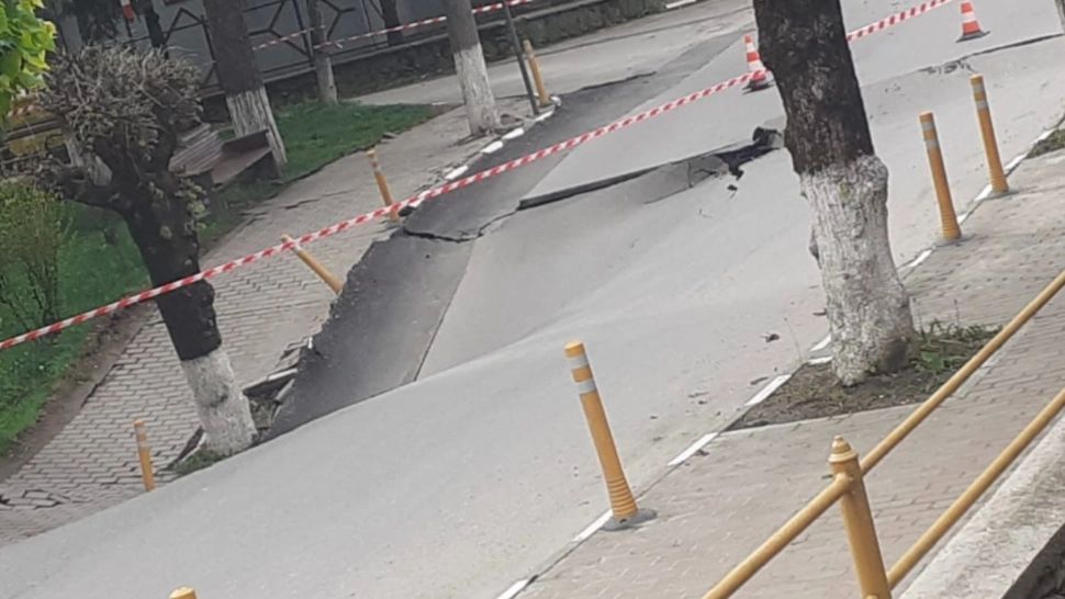O stradă s-a surpat, în orașul Slănic, chiar în fața sediului poliției