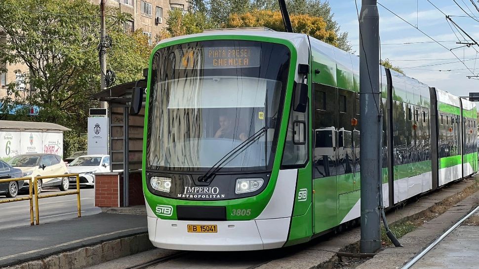Linia 41, blocată de copaci căzuți pe șine. Foto/primărie