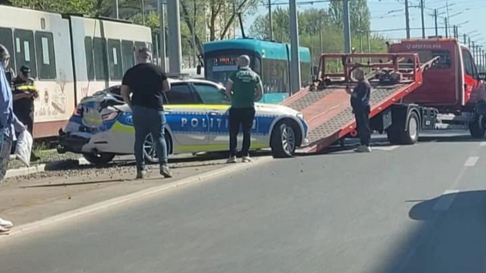 Mașina a fost făcută zob de tramvai. Foto/telem