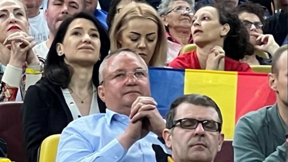 Ciolacu și Ciucă, prezenți la ultimul meci al Generației de Aur/ Captură video