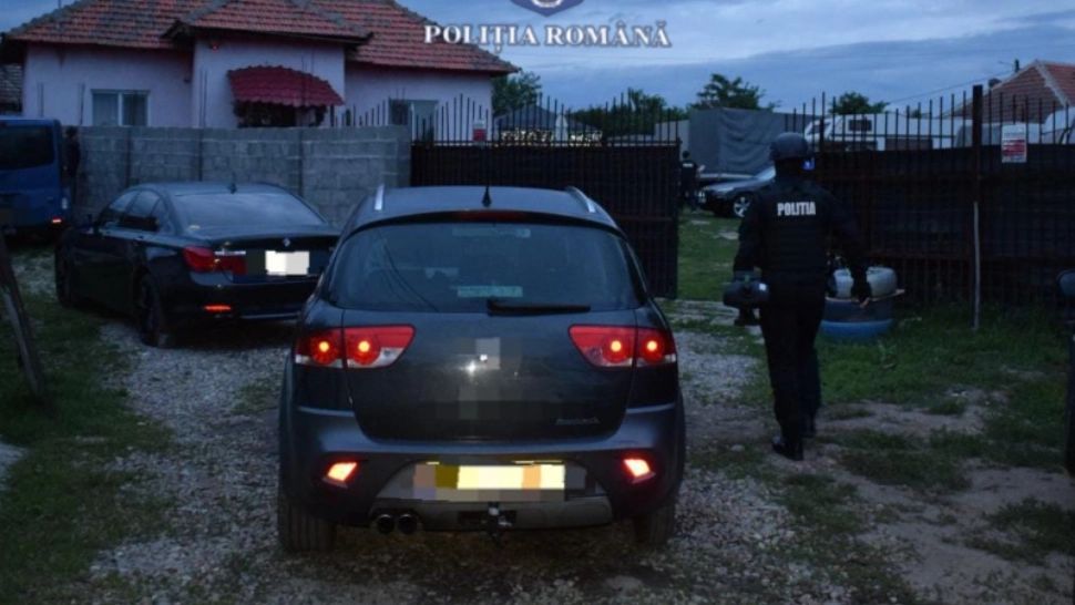Percehziții în țară și în Marea Britanie, la persoane bănuite de furt calificat/ Poliția Română
