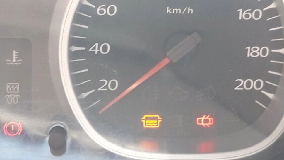 Câți litri mai sunt în rezervor când se aprinde martorul de bord. Câți kilometri mai poți merge ?