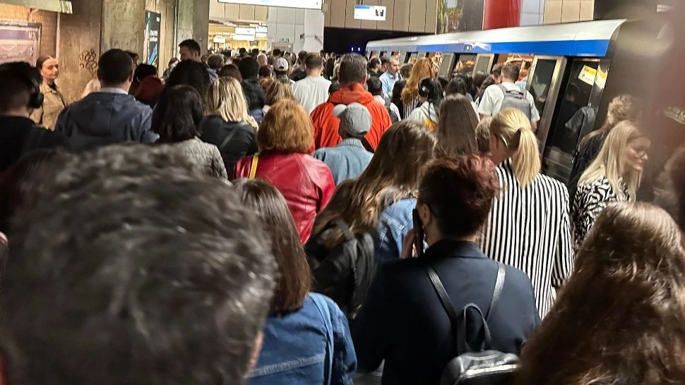 Aglomerație mare la metrou, marți dimineață, în urma unei defecțiuni/ Foto: Realitatea.Net