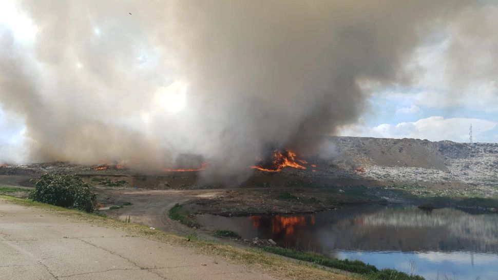 Incendiu uriaş la groapa de gunoi de la Tirighina, Galaţi. A fost emis un mesaj RO-Alert - VIDEO